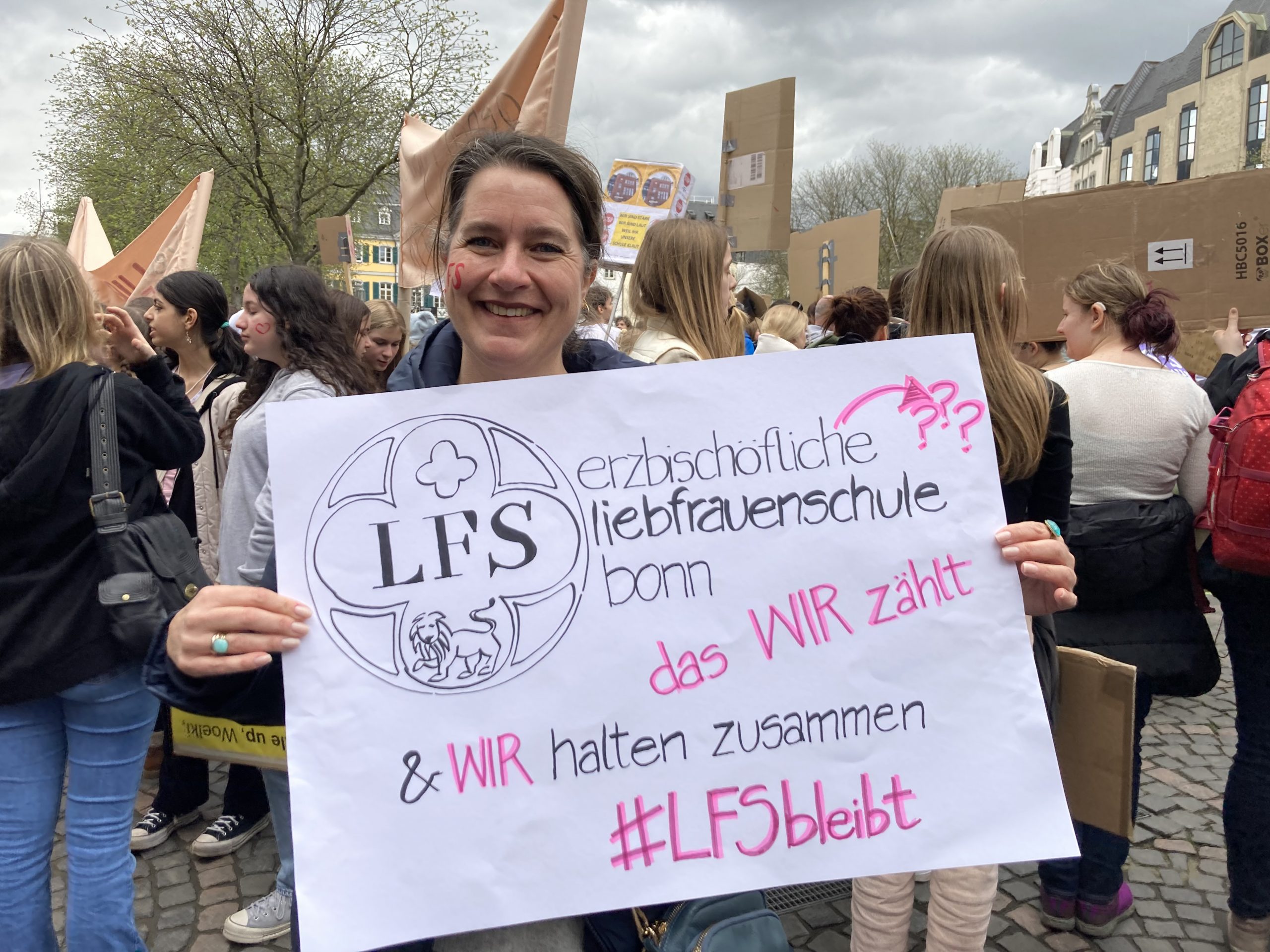 Frau mit Plakat für die LFS