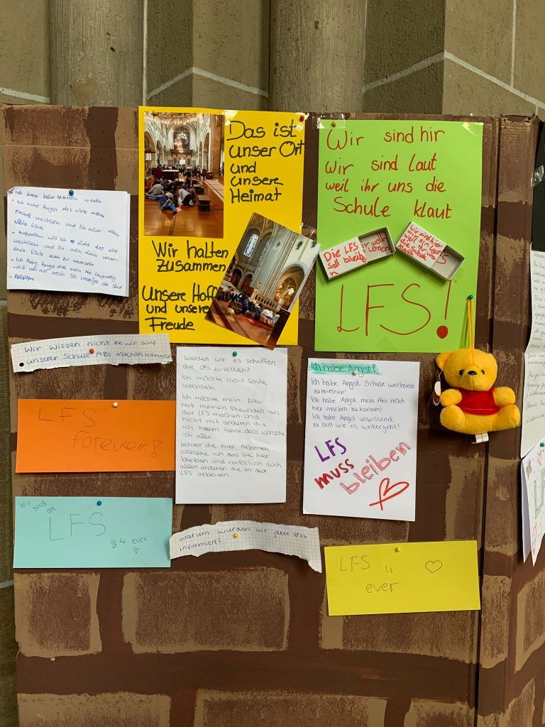 Klagemauer mit Ängsten, Sorgen und Hoffnungen der Schülerinnen der Liebfrauenschule Bonn.