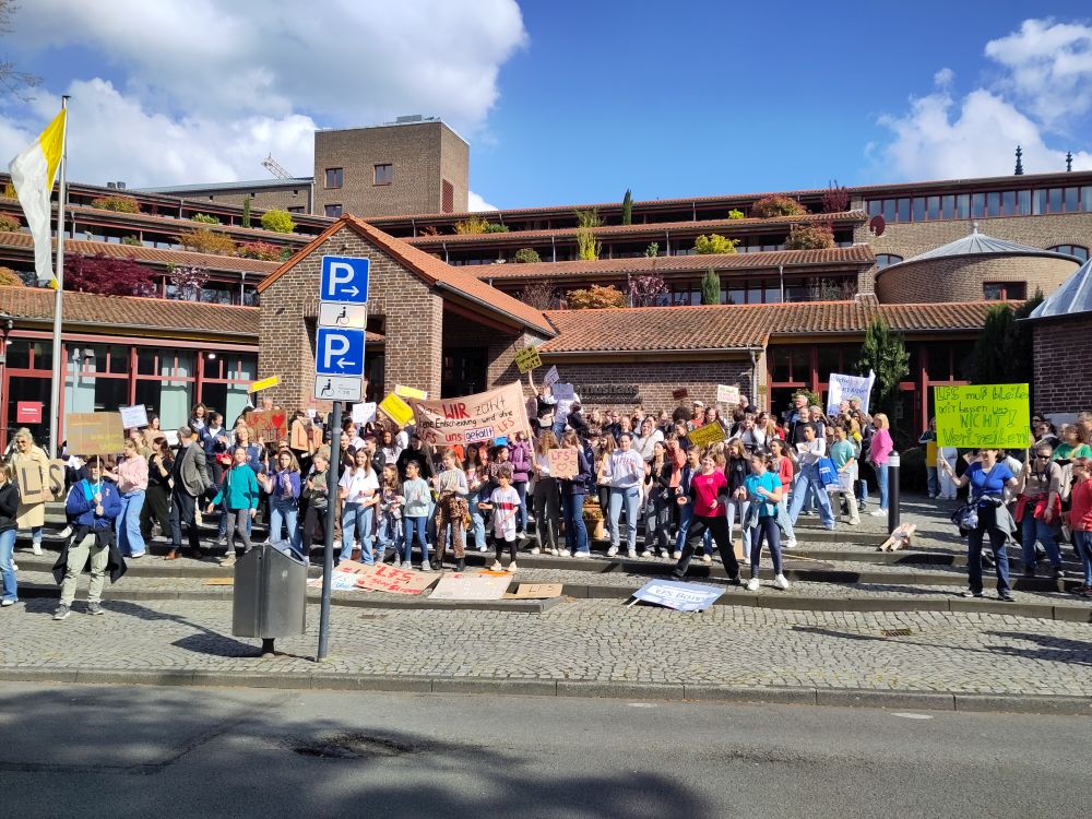 Vor dem Maternushaus gab es ebenfalls lauten Protest.