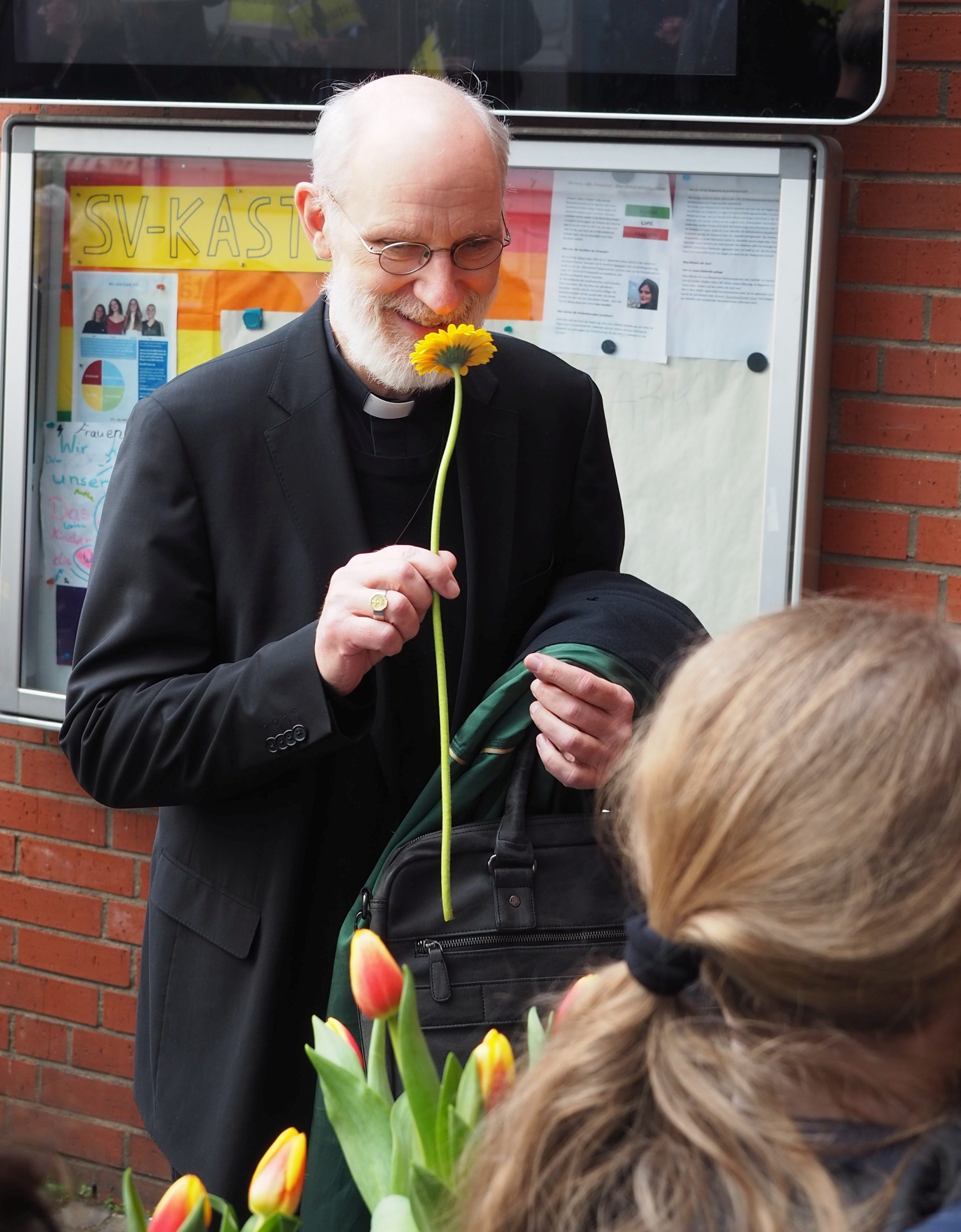 Weihbischof Ansgar Puff mit einer Blume